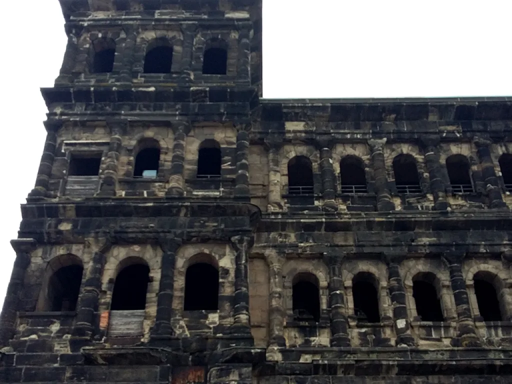Die Porta Nigra in Trier von der Seite.